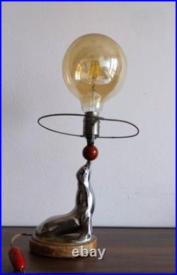 Lampe Art deco figurant une otarie en bronze chromé