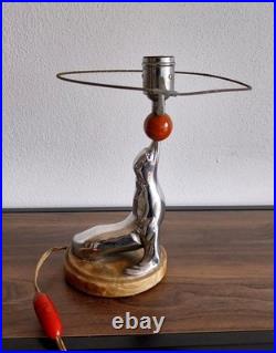 Lampe Art deco figurant une otarie en bronze chromé