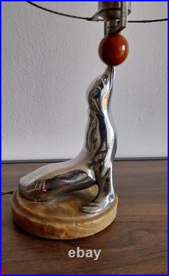 Lampe Art deco figurant une otarie en bronze chromé