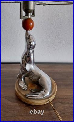 Lampe Art deco figurant une otarie en bronze chromé