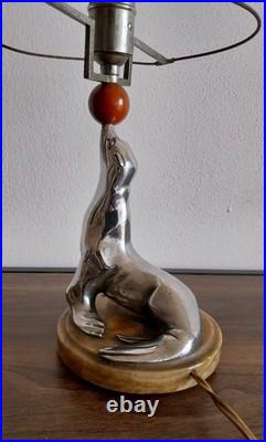 Lampe Art deco figurant une otarie en bronze chromé