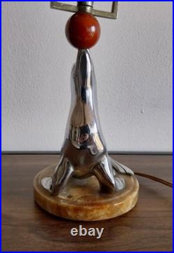 Lampe Art deco figurant une otarie en bronze chromé