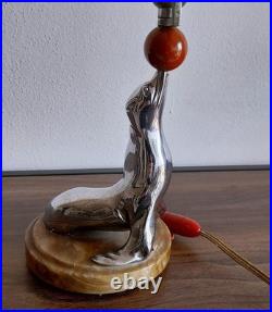 Lampe Art deco figurant une otarie en bronze chromé