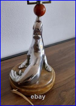 Lampe Art deco figurant une otarie en bronze chromé