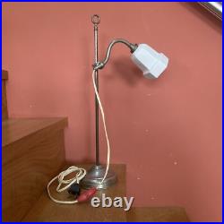 Lampe De Bureau Art-déco Col De Cygne Tulipe En Opaline Blanc