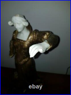 Lampe Femme en regule et biscuit signe Sanson balleste, bronze chryselephantine
