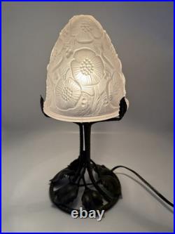 Lampe Fer Forgé Et Verre Moulé Pressé Fleurs Période Art Deco