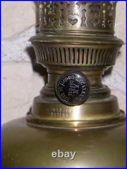 Lampe à pétrole XIXe tripode en bronze marque anglaise Hinks