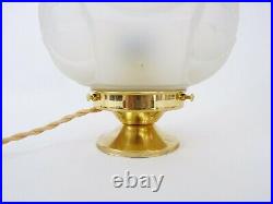 Lampe à poser globe en pâte de verre Art Déco et pied en laiton
