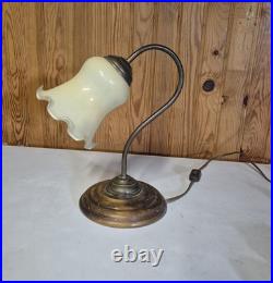 Lampe à poser tulipe col de cygne en laiton et opaline vintage art deco