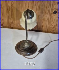 Lampe à poser tulipe col de cygne en laiton et opaline vintage art deco