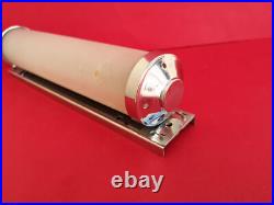 Lampe art deco 1930 Déflecteur et pied métal chromé Tube en verre dépoli 32 cms Lampe art deco 1930 Déflecteur et pied métal chromé Tube en verre dépoli 32 cms