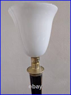 Lampe art déco MAZDA laquée noire avec tulipe en opaline et en bon état. D