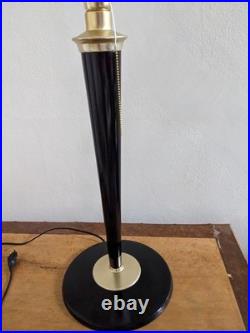 Lampe art déco MAZDA laquée noire avec tulipe en opaline et en bon état. D