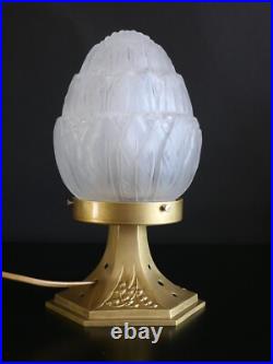 Lampe art déco avec son globe en verre dépolie signé Hettier et Vincent
