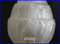 Lampe art déco avec son globe en verre dépolie signé Hettier et Vincent