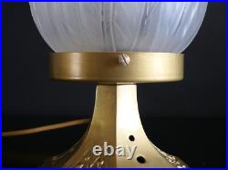 Lampe art déco avec son globe en verre dépolie signé Hettier et Vincent