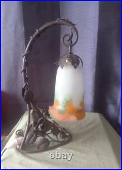 Lampe art déco en fer forgé et tulipe en pate de verre signé Muller Lunéville
