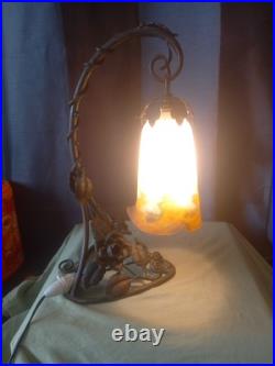 Lampe art déco en fer forgé et tulipe en pate de verre signé Muller Lunéville