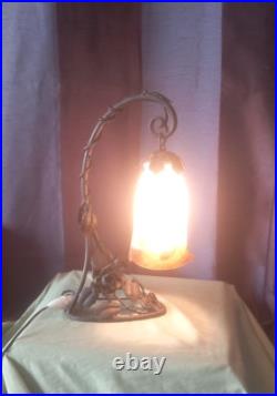 Lampe art déco en fer forgé et tulipe en pate de verre signé Muller Lunéville