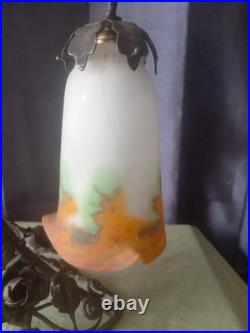 Lampe art déco en fer forgé et tulipe en pate de verre signé Muller Lunéville