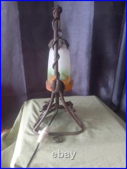 Lampe art déco en fer forgé et tulipe en pate de verre signé Muller Lunéville