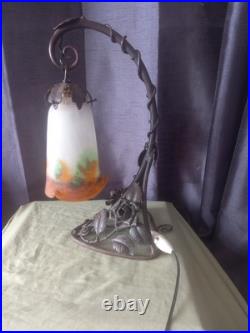 Lampe art déco en fer forgé et tulipe en pate de verre signé Muller Lunéville