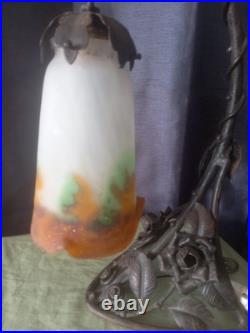 Lampe art déco en fer forgé et tulipe en pate de verre signé Muller Lunéville