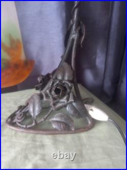 Lampe art déco en fer forgé et tulipe en pate de verre signé Muller Lunéville