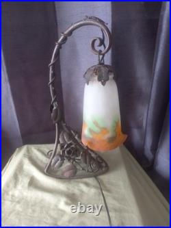 Lampe art déco en fer forgé et tulipe en pate de verre signé Muller Lunéville