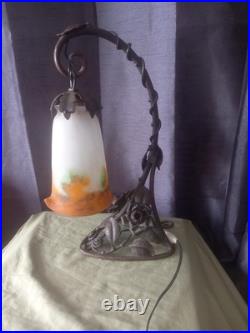 Lampe art déco en fer forgé et tulipe en pate de verre signé Muller Lunéville