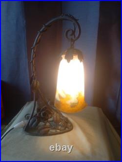 Lampe art déco en fer forgé et tulipe en pate de verre signé Muller Lunéville