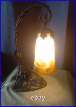 Lampe art déco en fer forgé et tulipe en pate de verre signé Muller Lunéville
