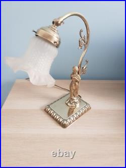 Lampe art déco femme en bronze doré et tulipe blanche verre opaque