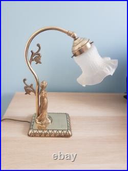 Lampe art déco femme en bronze doré et tulipe blanche verre opaque