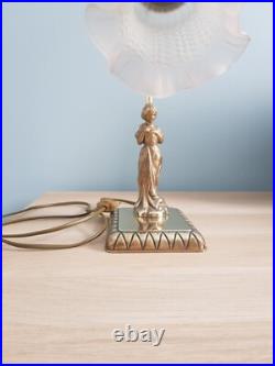 Lampe art déco femme en bronze doré et tulipe blanche verre opaque