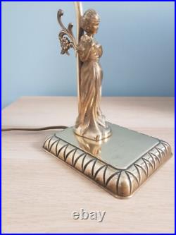 Lampe art déco femme en bronze doré et tulipe blanche verre opaque