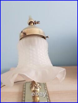 Lampe art déco femme en bronze doré et tulipe blanche verre opaque