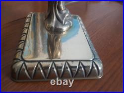 Lampe art déco femme en bronze doré et tulipe blanche verre opaque