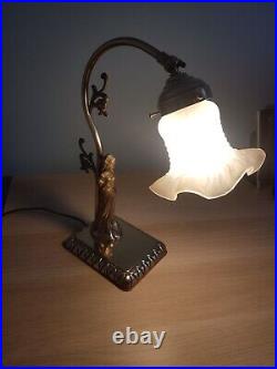 Lampe art déco femme en bronze doré et tulipe blanche verre opaque