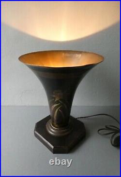 Lampe cornet Art Deco signée A Ducobu, dinanderie de cuivre, fleurs, narcisses