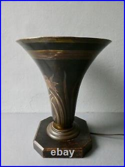 Lampe cornet Art Deco signée A Ducobu, dinanderie de cuivre, fleurs, narcisses