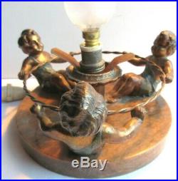 Lampe de table Art Déco, 3 chérubins assis jouant au cerceau, tulipe boule