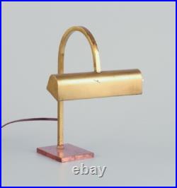 Lampe de table art déco dans un design élégant. Laiton. Base en cuivre. Appro