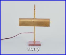 Lampe de table art déco dans un design élégant. Laiton. Base en cuivre. Appro