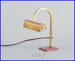 Lampe de table art déco dans un design élégant. Laiton. Base en cuivre. Appro