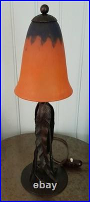 Lampe de table art déco en fer forgé et pâte de verre signée Daum