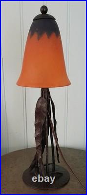 Lampe de table art déco en fer forgé et pâte de verre signée Daum