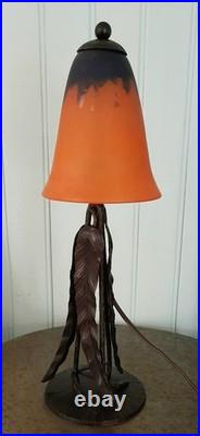 Lampe de table art déco en fer forgé et pâte de verre signée Daum
