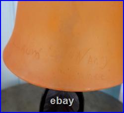 Lampe de table art déco en fer forgé et pâte de verre signée Daum